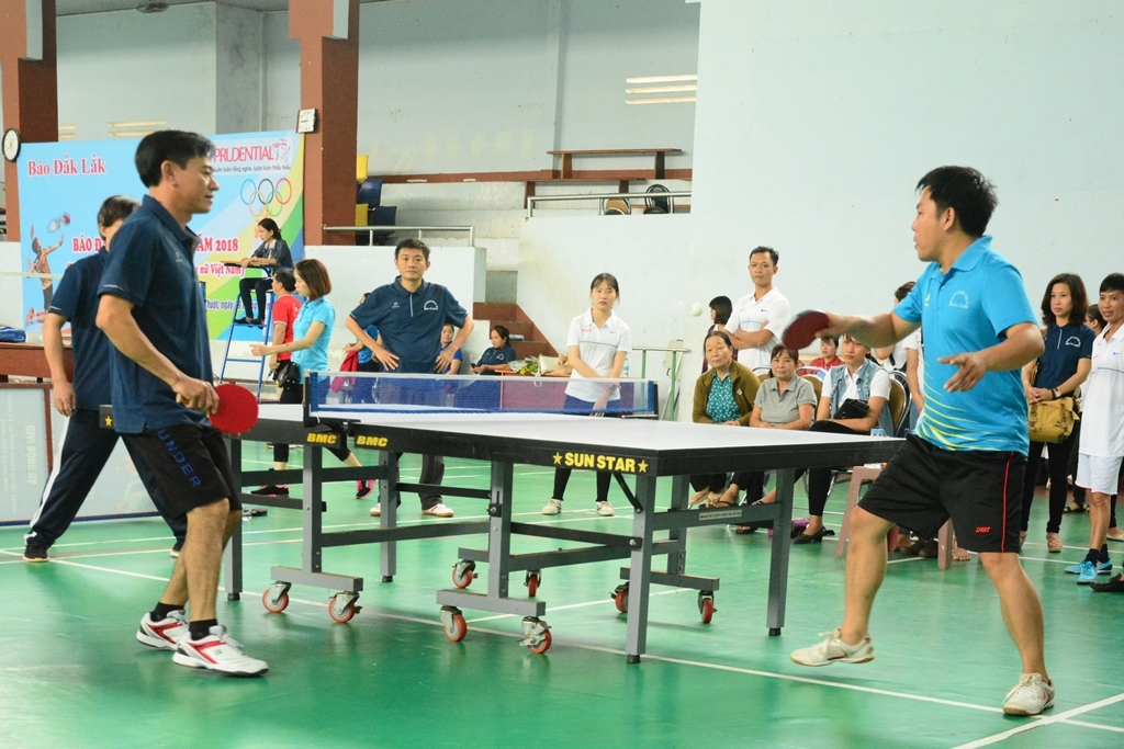 Trận tranh tài môn cầu lông đôi nam giữa cặp vận động viên Báo Đắk Lắk và Ban Tuyên giáo Tỉnh ủy.