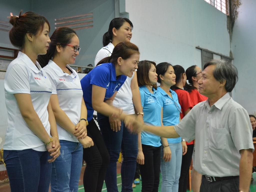 Phó Tổng Biên tập Báo Đắk Lắk Dương Thế Hoàn chúc mừng các vận động viên đoạt giải ở môn nhảy bao bố, nội dung đôi nữ.