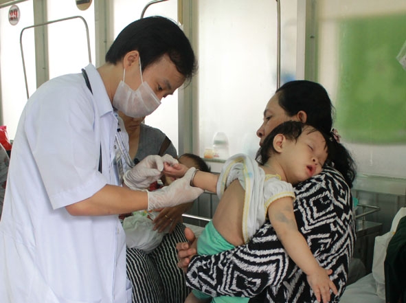 Trẻ mắc bệnh TCM điều trị tại khoa Nhi tổng hợp, Bệnh viện Đa khoa vùng Tây Nguyên.