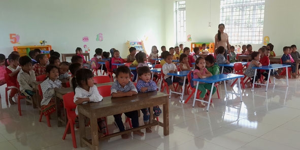 Lớp Mẫu giáo 5 tuổi ở điểm trường Ea Bar (Trường Mẫu giáo Cư Pui, xã Cư Pui) có đến 61 trẻ.   