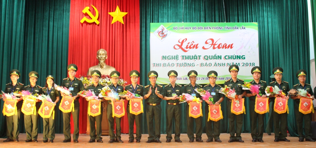 Lãnh đạo Bộ đội Biên phòng tỉnh tặng cờ lưu niệm cho các đội thi
