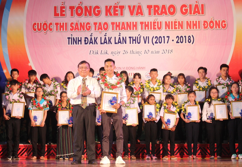 Đại diện Ban tổ chức trao giải Nhất cho tác giả Vũ Thanh Sơn