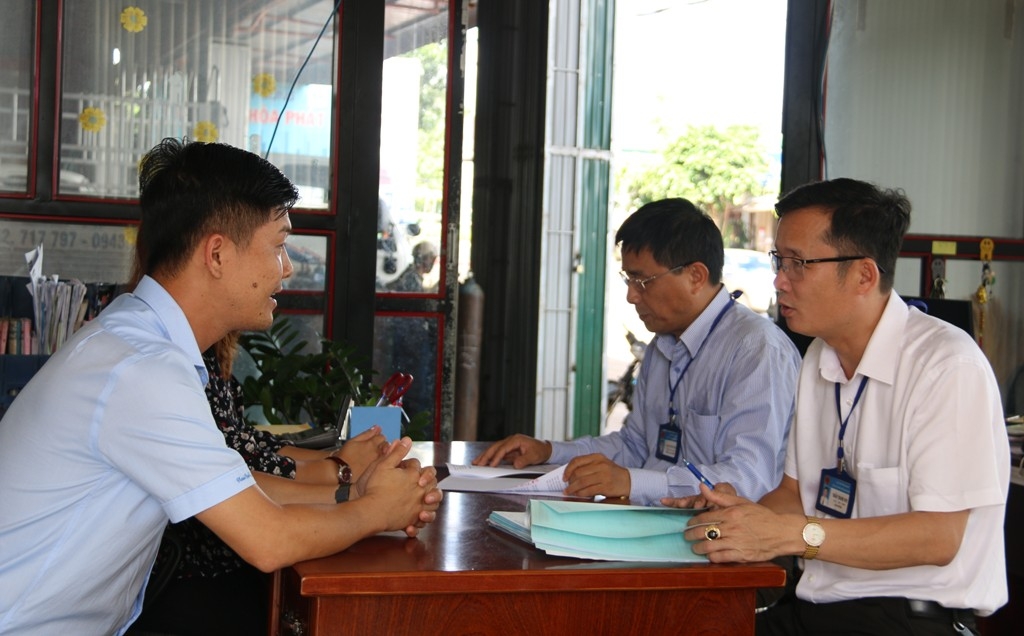 Cán bộ Chi cục Thuế huyện Krông Pắc kiểm tra tại một doanh nghiệp trên địa bàn