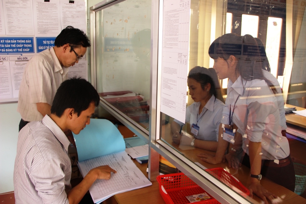 Thành viên Đoàn công tác kiểm tra việc thực hiện CCHC tại Bộ phận tiếp nhận và trả kết quả (UBND huyện Krông Năng)