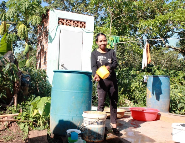          Gia đình bà H'Bia Kđok (buôn Kala,  xã Đray Sáp) xây dựng  nhà tiêu  hợp vệ sinh  từ nguồn vốn hỗ trợ. 