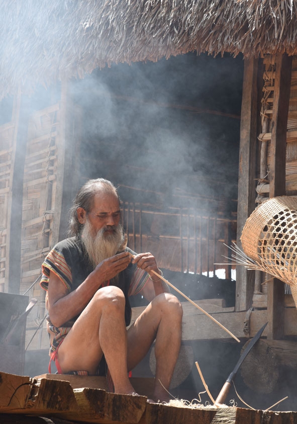Già làng dân tộc  Ba Na ở tỉnh  Kon Tum vẫn  đau đáu  với nghề đan gùi. 