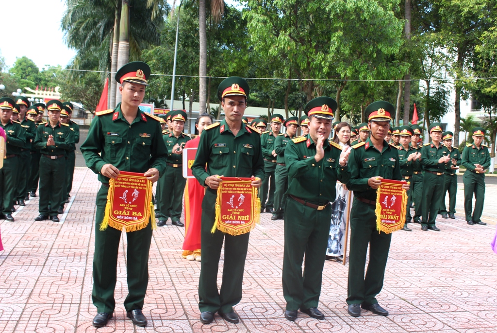Thượng tá Trần Minh Trọng, Chính ủy Bộ Chỉ huy Quân sự tỉnh trao giải bóng đá cho các đội xuất sắc tại hội thao
