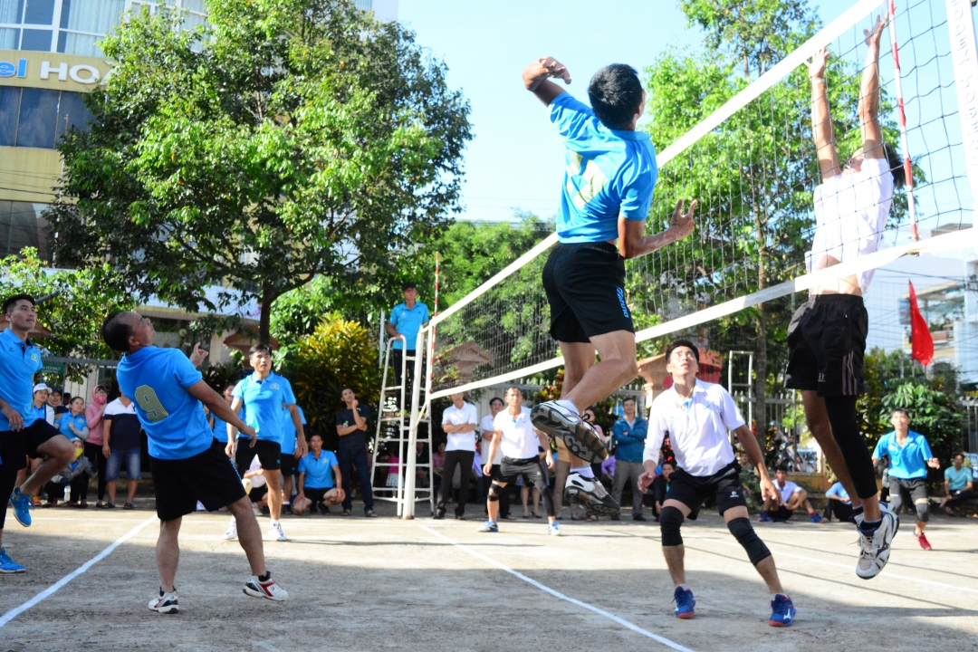 Trận trài tài môn bóng chuyền nam giữa Phòng Giáo dục và đạo tạo huyện Krông Ana (áo xanh) và huyện Lắk.