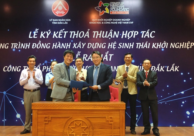 Đồng chí Nguyễn Hải Ninh, Phó Chủ tịch Thường trực UBND tỉnh đại diện UBDN tỉnh ký kết hợp tác với Quỹ SVF