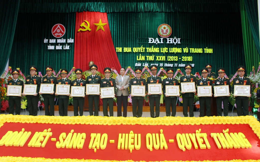 Phó Chủ tịch UBND tỉnh Võ Văn Cảnh trao Bằng khen tặng các tập thể, cá nhân có thành tích xuất sắc trong phong trào Thi đua Quyết thắng