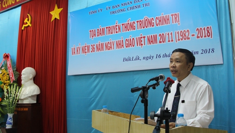 Hiệu trưởng Trường Chính trị tỉnh Lê Đình Hoan phát biểu tại buổi tọa đàm.