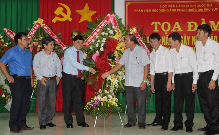 Phó Bí thư Thường trực Tỉnh ủy Phạm Minh Tấn tặng hoa và chúc mừng Học viện Hành chính quốc gia Phân viện khu vực Tây Nguyên.