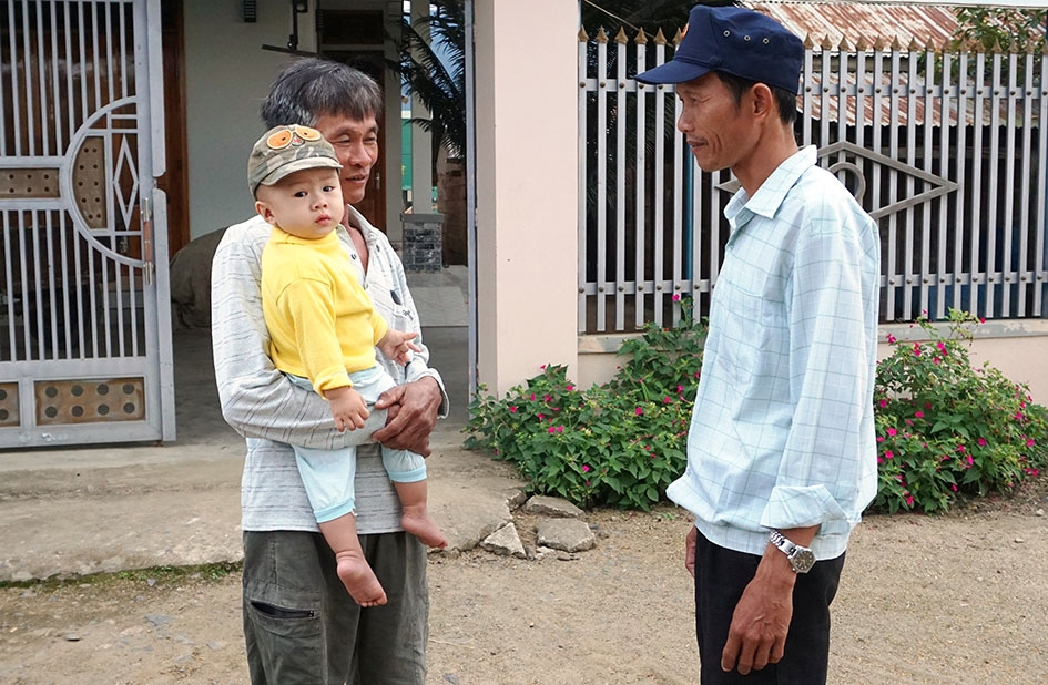 Cán bộ Trạm Chăn nuôi và Thú y huyện Krông Bông tuyên truyền cho người dân cách phòng, chống bệnh  cúm gia cầm.