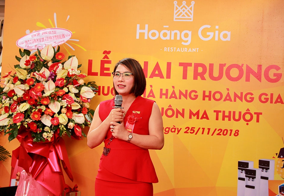 Bà Phùng Thị Phương Định - Giám đốc chuỗi  siêu thị Hoàng Gia Mart và chuỗi  Nhà hàng  Hoàng Gia BBQ phát biểu tại lễ khai trương.