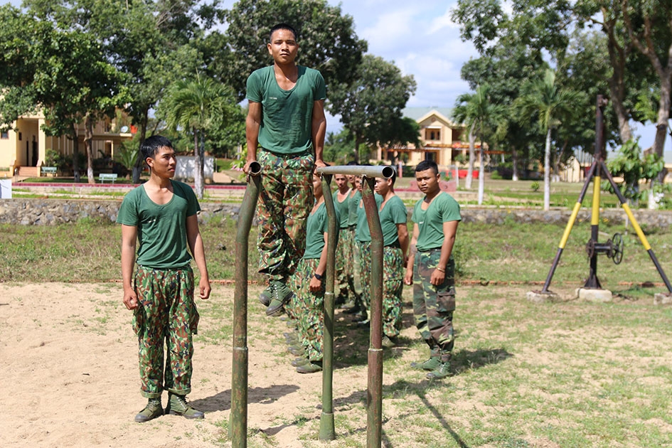 Các  chiến sĩ  rèn luyện thể lực  bằng xà kép.