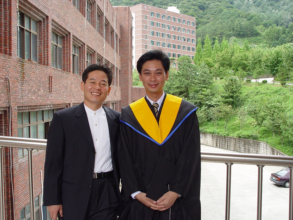 Tác giả (phải) khi học tại Hàn Quốc và giáo sư của mình.    