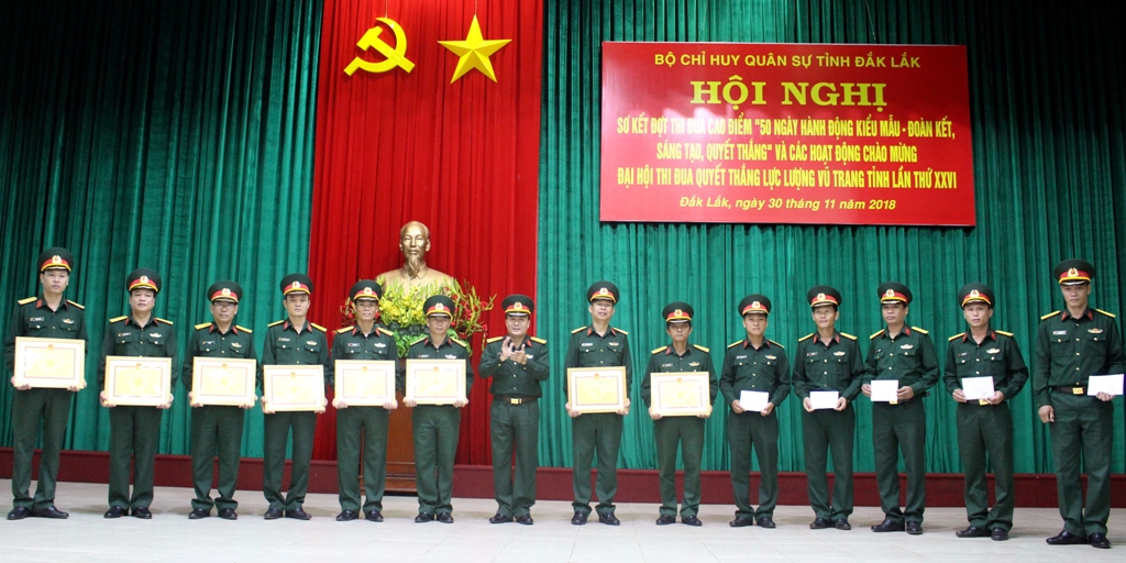 Thượng tá Trần Minh Trọng trao Giấy khen tặng các tập thể, cá nhân đạt thành tích cao trong đợt phát động thi đua