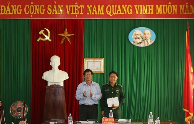 Bí thư Huyện ủy Ea Súp Nguyễn Thiên Văn trao 