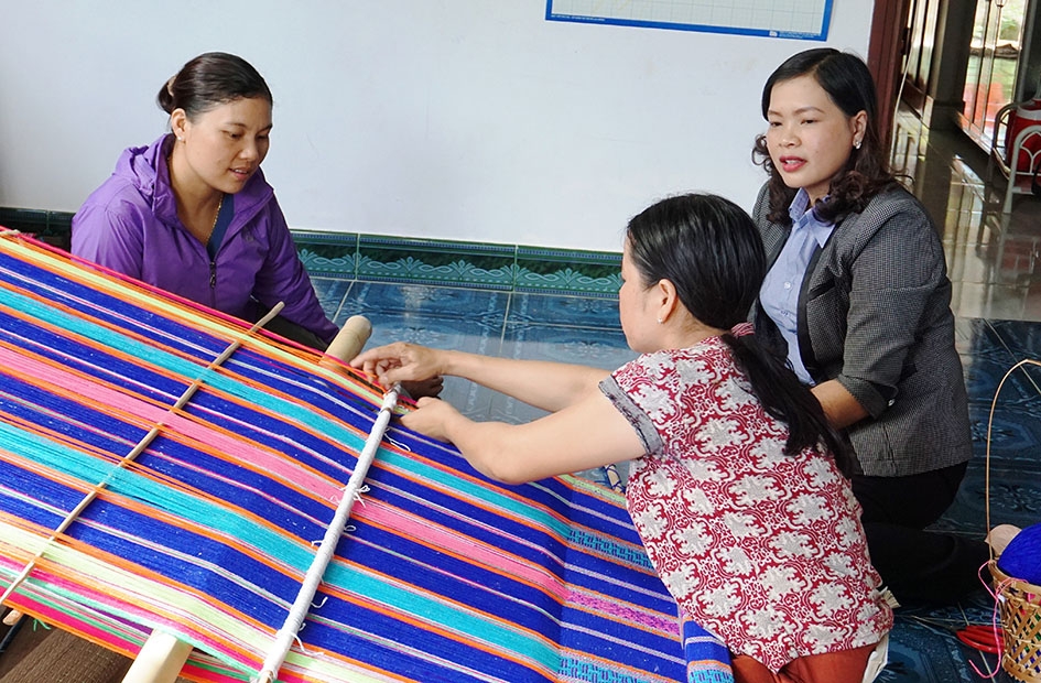 Cán bộ, hội viên  Hội Phụ nữ  xã Hòa Sơn  thường xuyên  trao đổi,  động viên nhau phát triển kinh tế.    