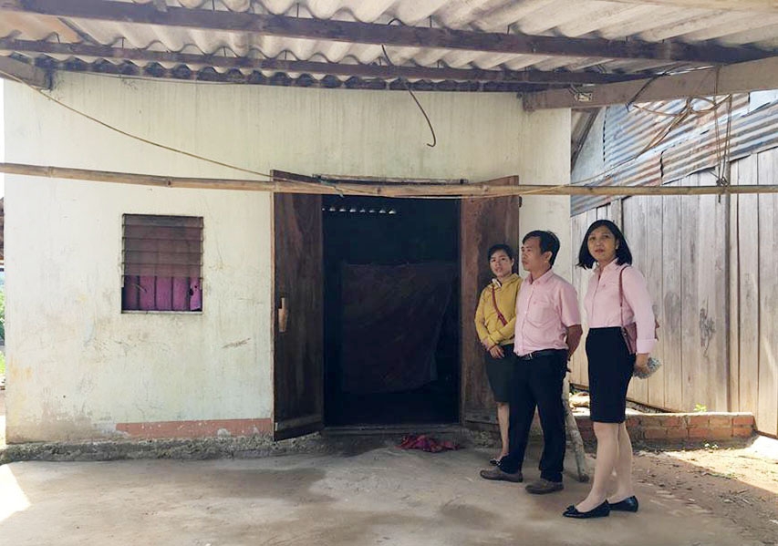 Đoàn kiểm tra Ngân hàng Chính sách xã hội đi kiểm tra thực tế các nhà ở xây dựng theo Chương trình 167 tại xã Cư San.