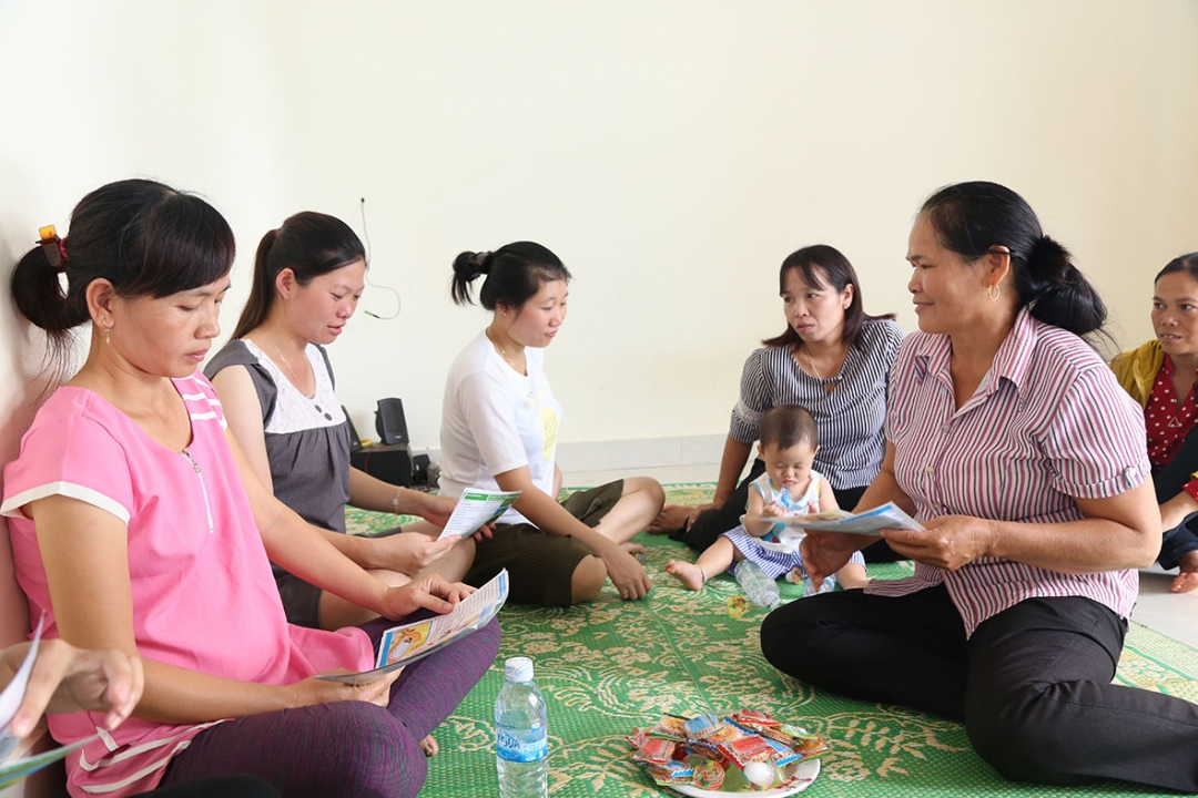 Trạm Y tế xã Đắk Phơi tổ chức thảo luận nhóm về chăm sóc sức khỏe phụ nữ trong thời kỳ mang thai. 