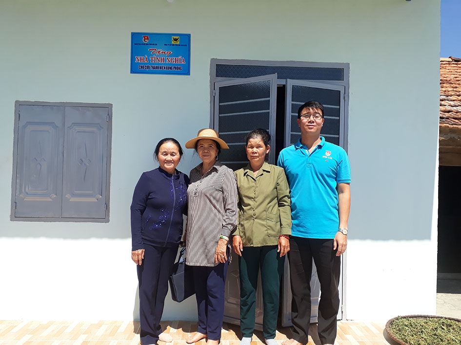 Hội Cựu TNXP huyện Ea Kar bàn giao nhà Tình nghĩa tặng gia đình bà Tạ Thị Đoàn (thứ hai từ phải sang)  ở thôn 6B, xã Ea Păl.  