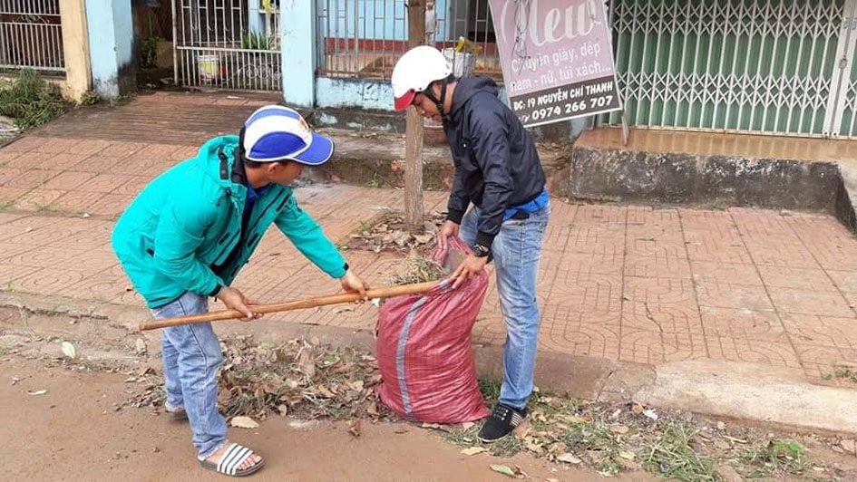 Đoàn viên thanh niên thị trấn Ea Đrăng thu gom rác thải trên các tuyến đường.  