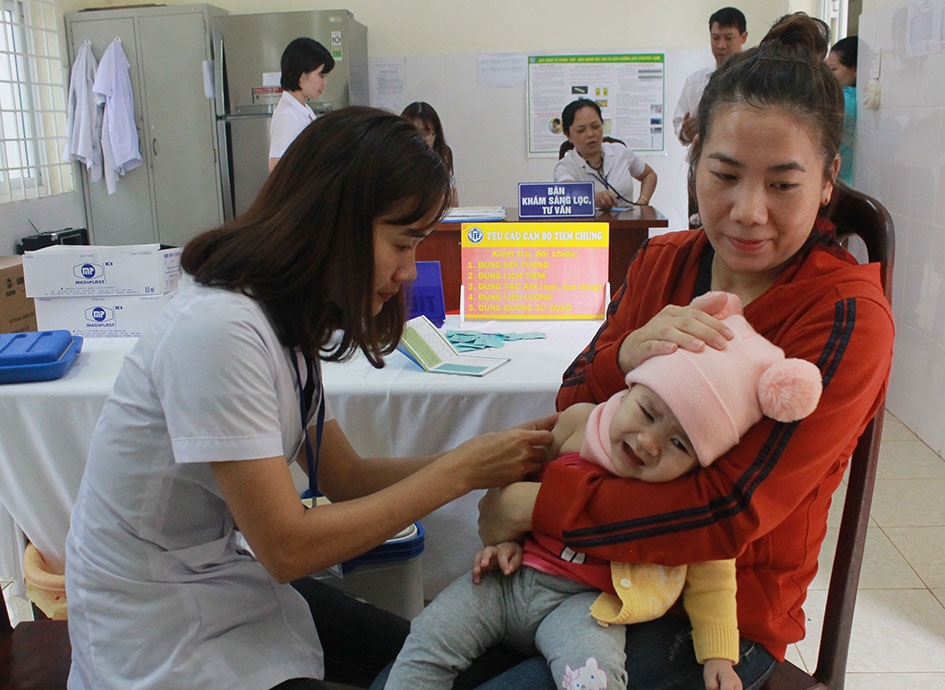 Tiêm vắc xin phòng bệnh cho trẻ tại Trạm Y tế phường Tân Lợi (TP. Buôn Ma Thuột). 