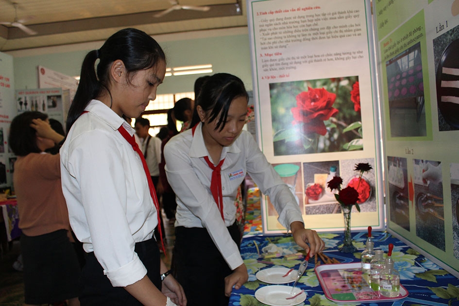 Đề tài “Ứng dụng chất Anthocyanin trong hoa hồng làm chất chỉ thị an toàn trong hóa học” của học sinh Trường THCS Trần Phú.