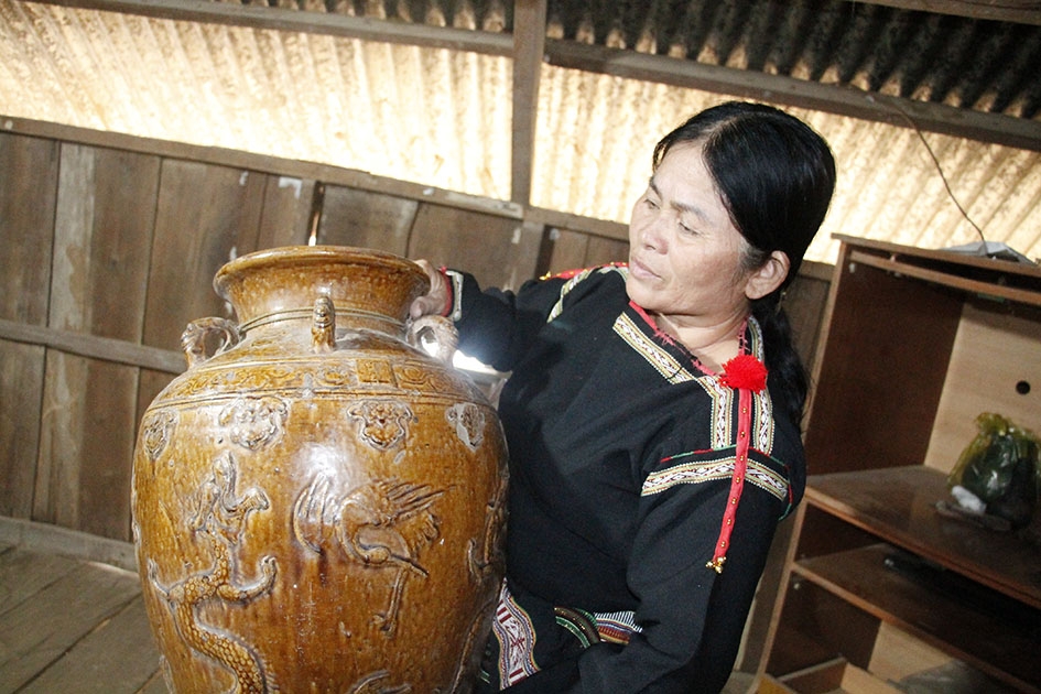 Ché rượu cần với họa tiết rồng bay của gia đình bà H'Bin Đắk Chắt.    