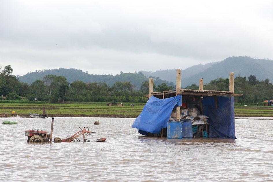 Nhiều máy móc, vật tư phục vụ sản xuất nông nghiệp của người dân thôn Hòa Bình 2 (xã Đắk Liêng, huyện Lắk) bị ngập trong nước. 