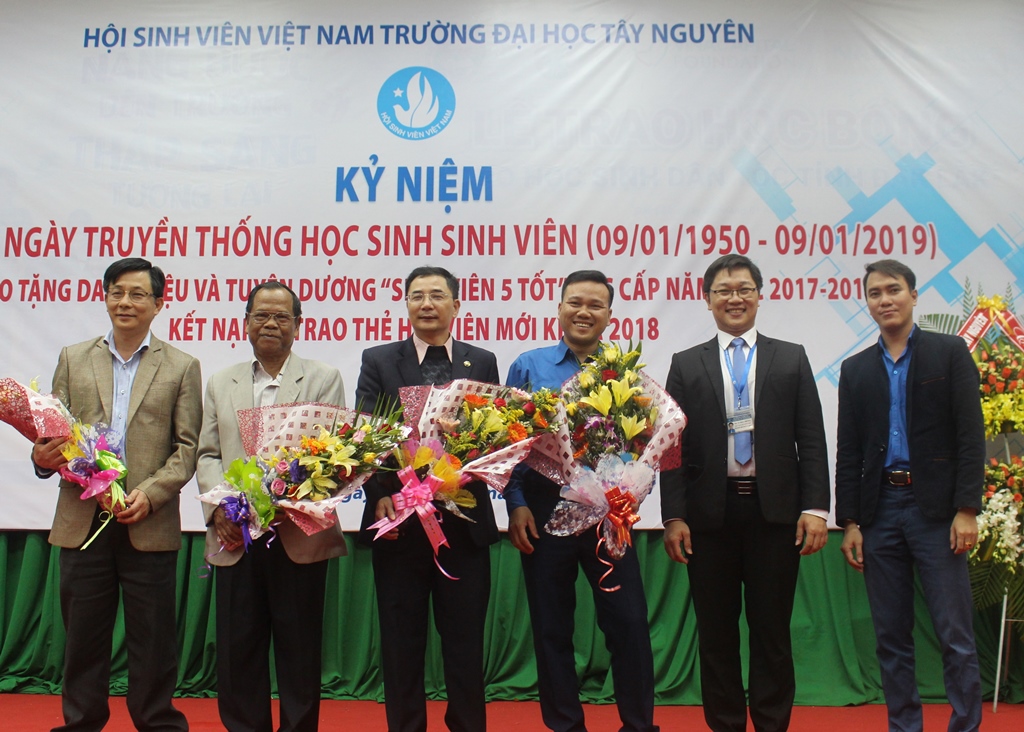 Tặng hoa các đại biểu nguyên Chủ tịch Hội Sinh viên Việt Nam Trường Đại học Tây Nguyên các thời kỳ.