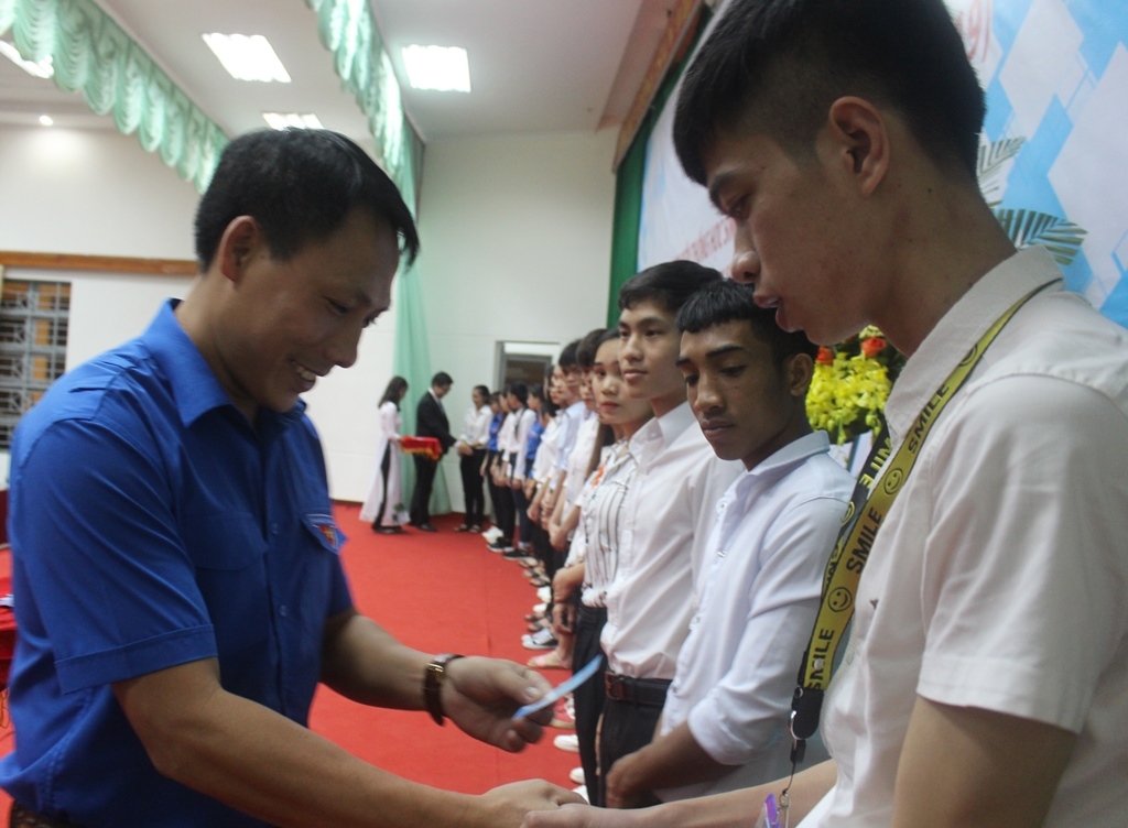 Phó Bí thư Tỉnh Đoàn Nguyễn Ngọc Hoàng trao thẻ hội viên cho các sinh viên mới được kết nạp.