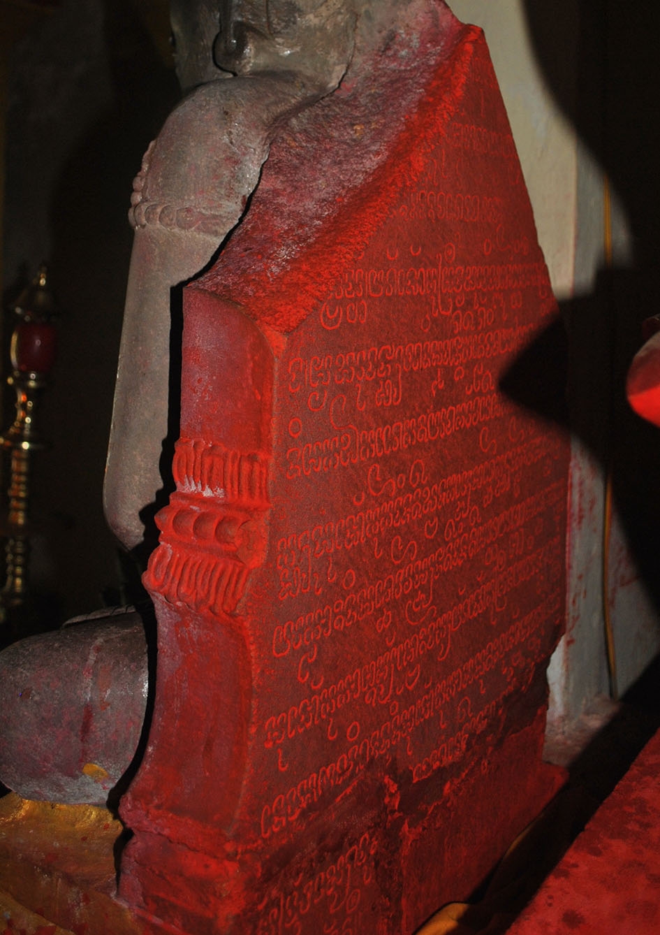 Những dòng chữ Chăm cổ sau lưng tượng Phật Lồi.