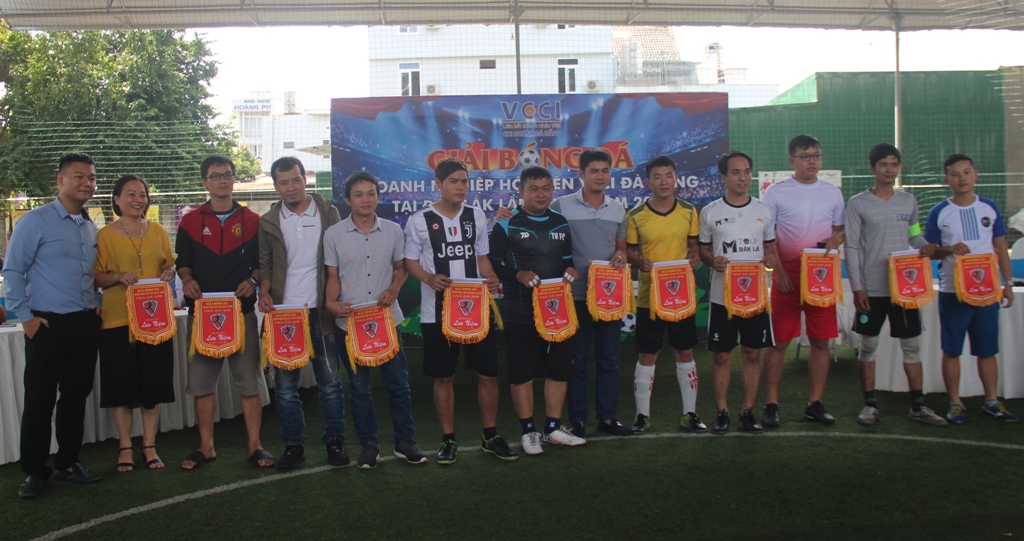 Các đội bóng tham dự giải nhận cờ lưu niệm của Ban tổ chức