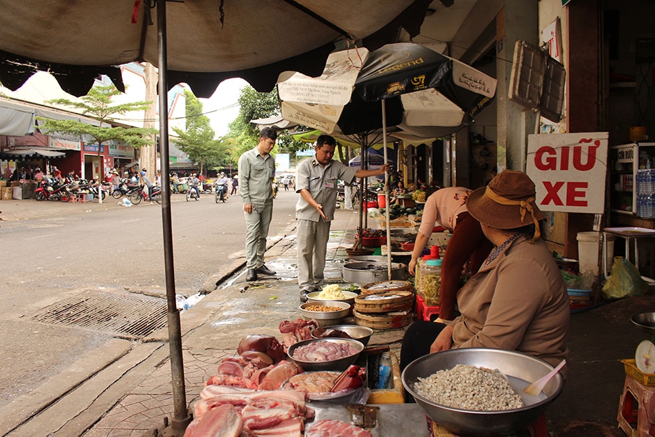  Lực lượng trật tự  đô thị phường Tân Tiến nhắc nhở tiểu thương trưng bày hàng hóa sau vạch sơn trắng theo quy định. 