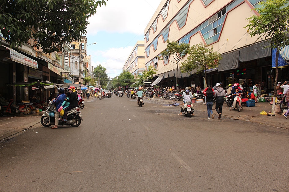 Đường Điện Biên Phủ đoạn trước Chợ Trung tâm TP. Buôn Ma Thuột không còn tình trạng lấn chiếm vỉa hè, buôn bán dưới lòng đường.