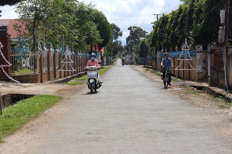 Tuyến đường nội thôn 1, xã Ea Ktur được người dân đóng góp để nhựa hóa. 