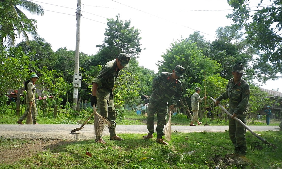 Bộ đội làm vệ sinh đường nội buôn Đrang Phốk.