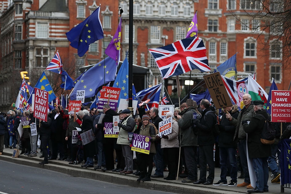 Những người ủng hộ và phản đối Brexit tuần hành bên ngoài Hạ viện Anh tại thủ đô London ngày 15-1-2019. 