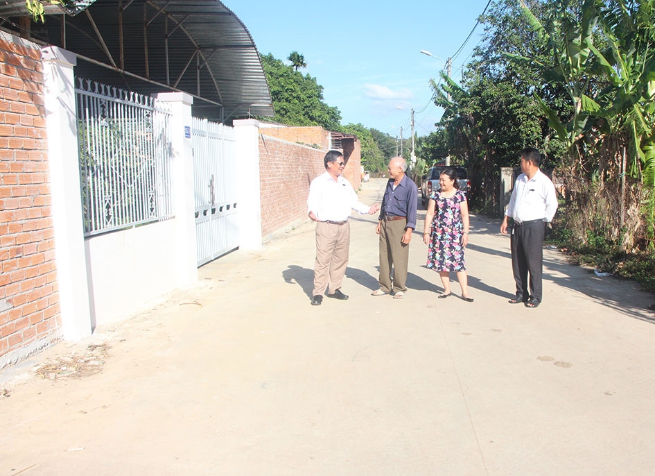 Chi ủy tổ dân phố 5, phường Ea Tam kiểm tra đường bê tông được xây dựng từ sự đóng góp của nhân dân. 
