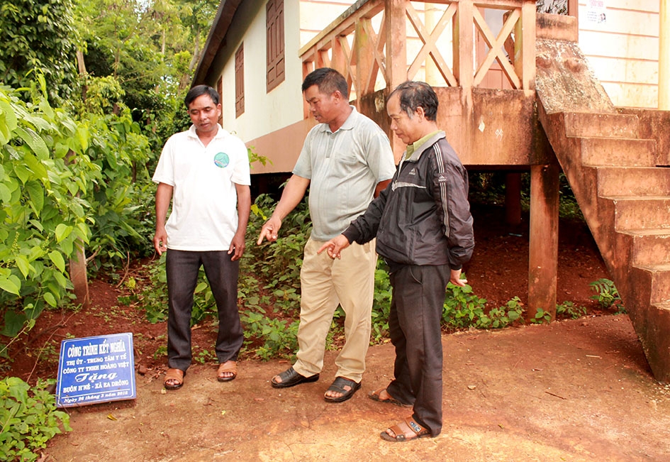 Công trình sân nhà sinh hoạt cộng đồng buôn H'Né, xã Ea Drông do Tổ kết nghĩa Thị ủy Buôn Hồ hỗ trợ xây dựng
