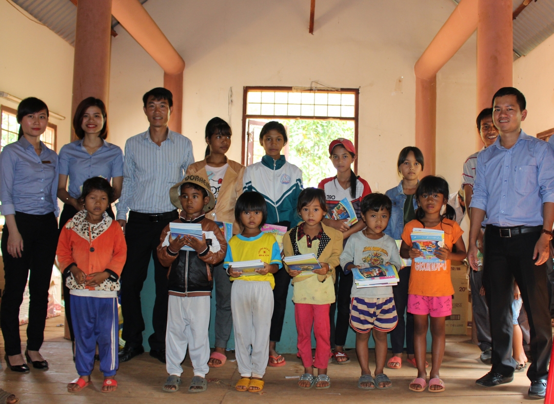 Công đoàn cơ sở BIDV Bắc Đắk Lắk tặng quà các cháu buôn Ea Kjoh B  nhân dịp Tết Trung thu.