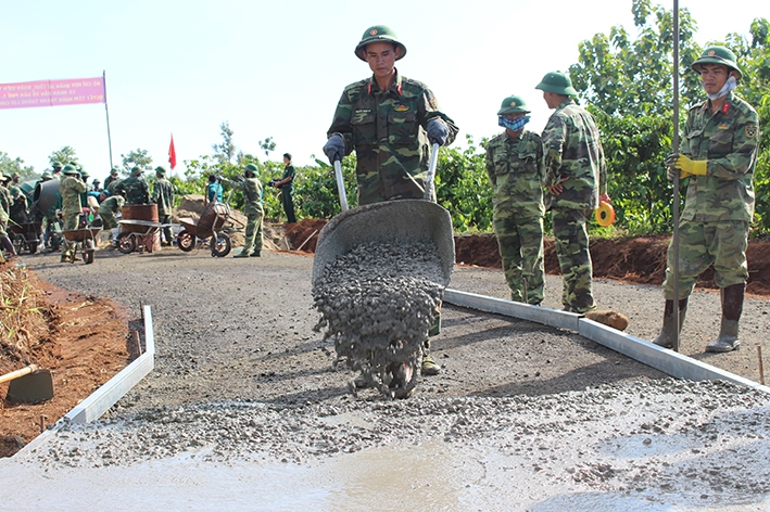 Lực lượng vũ trang tỉnh tỉnh giúp nhân dân phường Khánh Xuân (TP. Buôn Ma Thuột) làm đường giao thông .