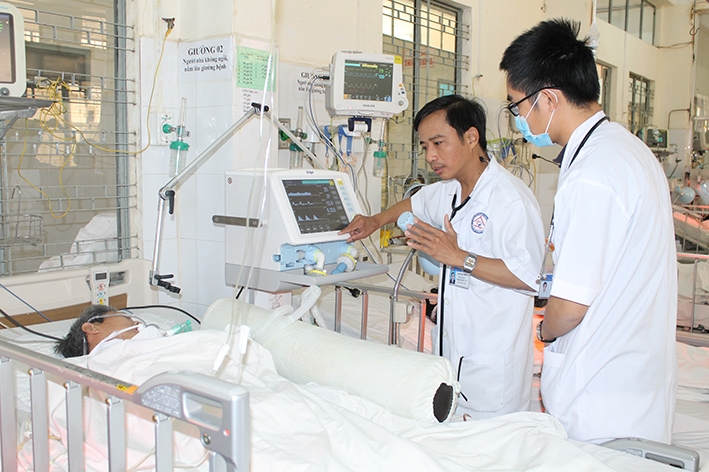 Thạc sĩ, bác sĩ Trịnh Hồng Nhựt (phía trong) hội chẩn cùng đồng nghiệp về phương pháp điều trị cho bệnh nhân. 
