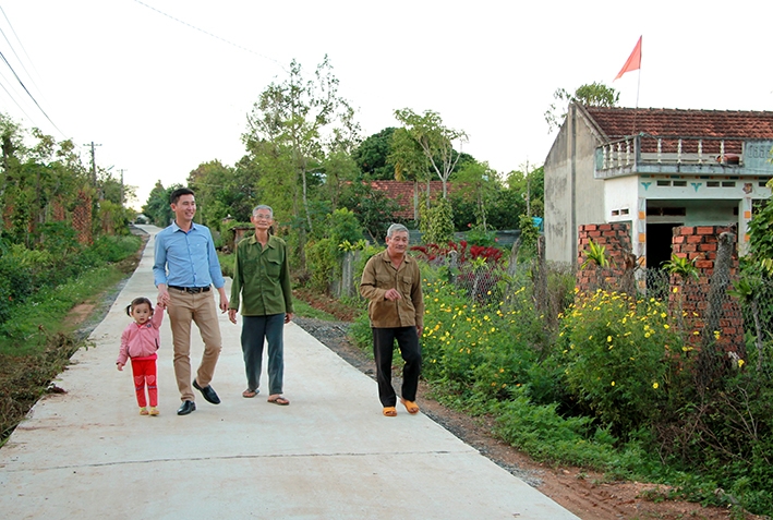 Người dân quê gốc Hưng Yên tại thôn 4  vui mừng trước  diện mạo mới của xã Xuân Phú ngày nay. 
