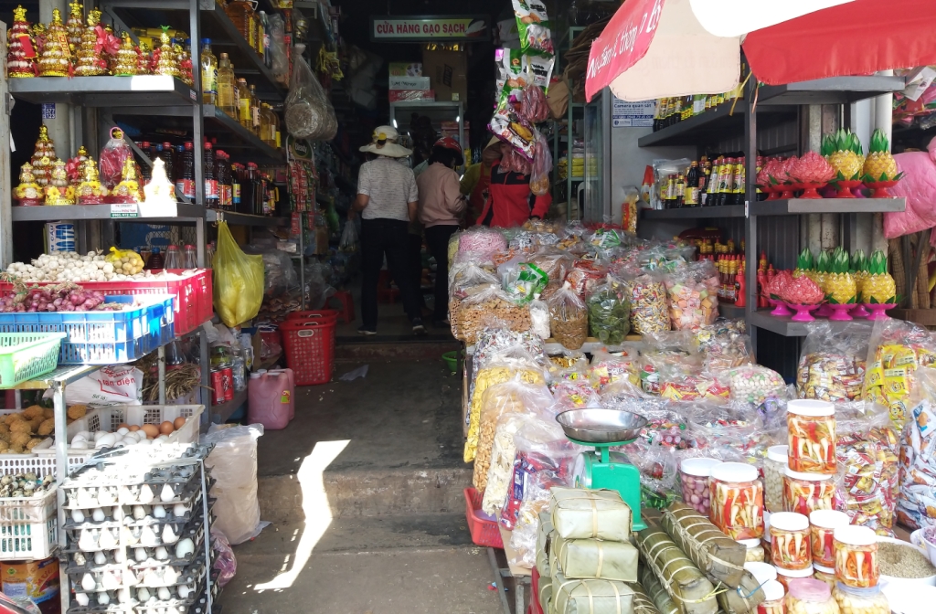 Những gian hàng thực phẩm Tết ở chợ Phan Chu Trinh (TP. Buôn Ma Thuột) chỉ lác đác người mua. 