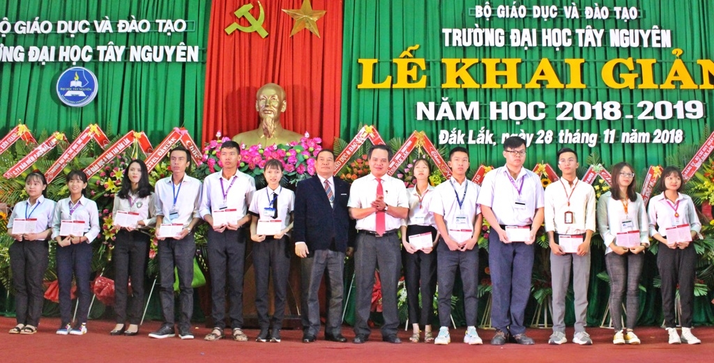 Giám đốc Agribank Đắk Lắk Vương Hồng Lĩnh trao thưởng cho 28 sinh viên trúng thưởng chương trình khuyến mại 