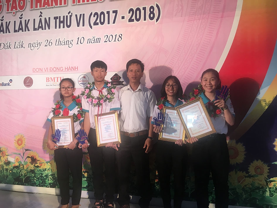 Nguyễn Hà Châu  (ngoài cùng, bên phải)  nhận giải Ba  tại Cuộc thi  sáng tạo  thanh thiếu niên nhi đồng tỉnh năm học 2017 – 2018.   