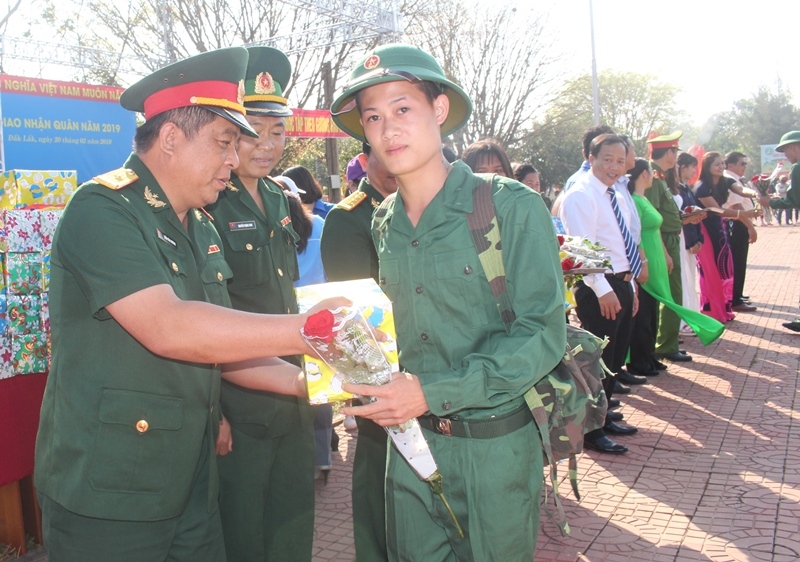 Lãnh đạo các đơn vị tặng quà và hoa cho các tân binh tại lễ giao quân.